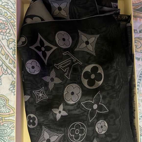 Louis Vuitton monogram shine scarf - Picture 4 of 8